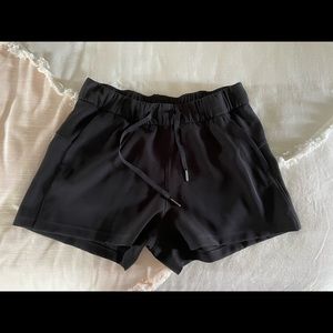 On the fly woven mid rise short 2.5